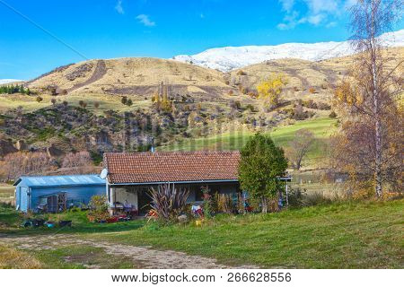  Countryside of New Zealand in the late autumn, Cardrona Valley  Road, Cardrona, South Island, New Zealand.