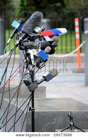 Mikrofony na konferencji prasowej.