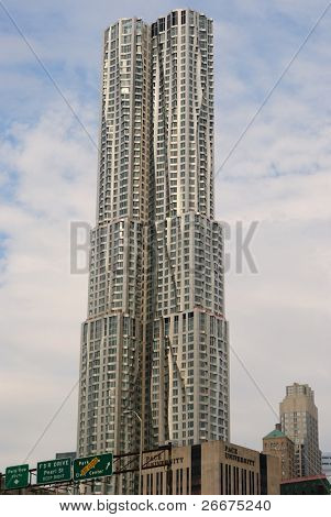 NEW YORK CITY - 25 września: Frank Gehry Beekman Tower zawiera luksusowe apartamenty i jawi się jako t