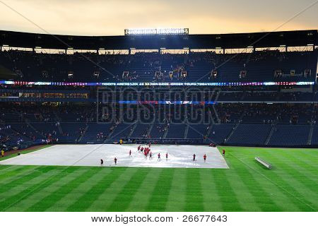 ATLANTA, GEORGIA - 16. června: Zpoždění deště na Turner Field v průběhu hry mezi Atlanta Braves