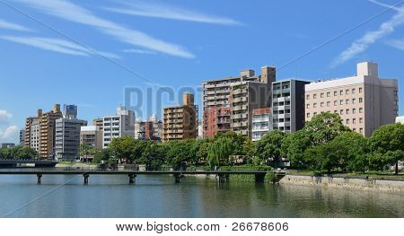 Edificios a lo largo del río Ota en Hiroshima, Japón.