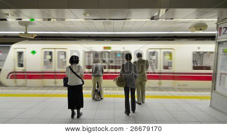 โตเกียว - 6 กรกฎาคม: แพลตฟอร์มบรรทัด Oedo 6 กรกฎาคม 2011 ในโตเกียว ญี่ปุ่น บรรทัดแรกของโตเกียวเป็นเชิงเส้น