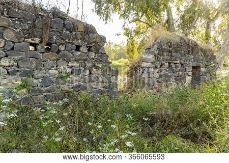 The Ruins Of The Fortress Wall Of The Ateret Fortress - Metzad Ateret - Qasr Atara - Located Next To