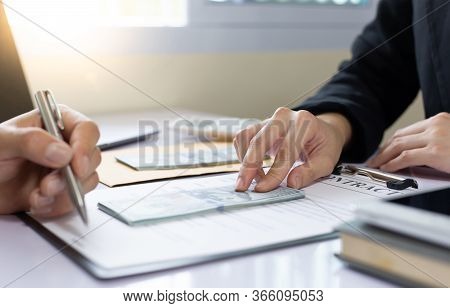 Businessmen give dollars to bribe employees in signing contracts to buy illegal land and real estate