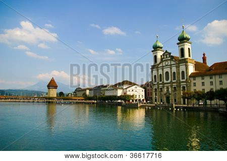 Vista sul fiume a Lucerna in Svizzera
