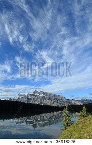 Mount Rundle odzwierciedlenie w dwóch Jack Lake