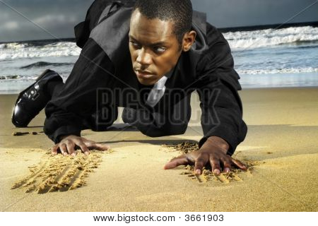 junger Mann am Strand Crawlen