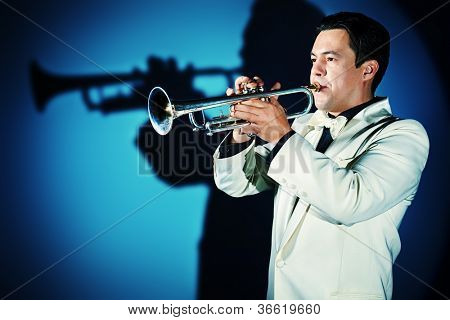 Retrato de um músico tocando a trombeta no estúdio.