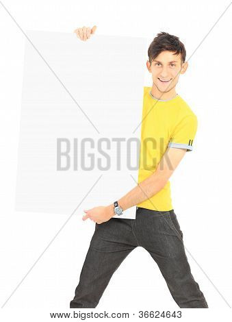 Retrato de um homem jovem e bonito sorridente com Banner em branco