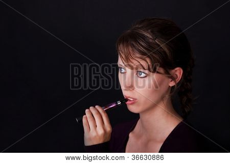 Joven fumar cigarrillo electrónico
