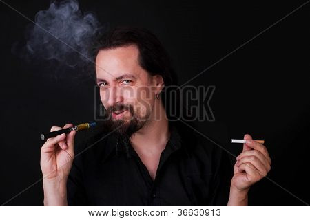 Hombre atractivo de Crimea deciden e-cigarrillo