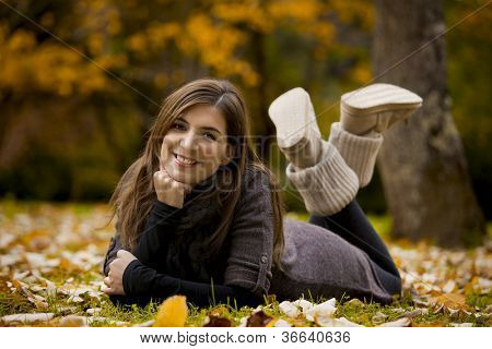 Mulher relaxando em um belo dia de outono