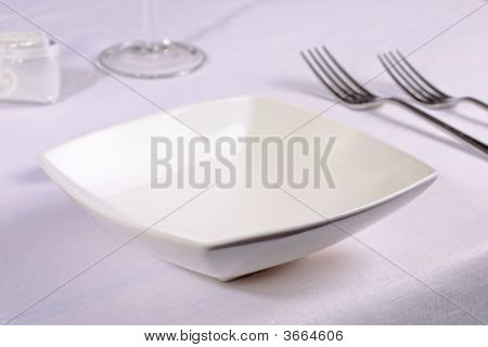 Tazón blanco China en un restaurante elegante cubierto