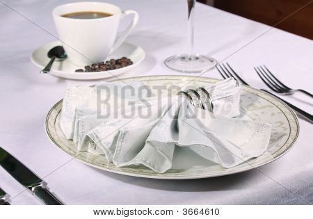 Ambiente elegante lugar con café de tuberías en el fondo