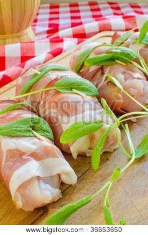 Çiğ tavuk saltimbocca