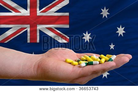 Holder piller i hånden foran Australien nationale Flag