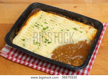 Pastýři kruhové předvařených jídel v plastové liště kouřilo.