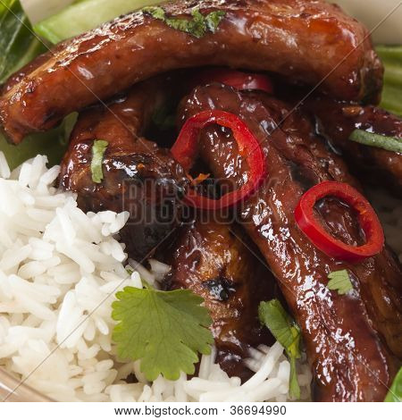 Schweinefleisch Spareribs mit Reis und Gemüse.