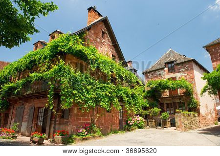 Typique maison rouge en français Colonges la Rouge