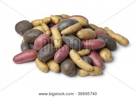  Variedade de batatas de gourmet de herança no fundo branco