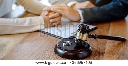 Contract Decree Of Divorce (dissolution Or Cancellation) Of Marriage, Husband And Wife During Divorc
