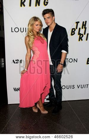 LOS ANGELES - Haziran 4: Paris Hilton, nehir Viiperi arrivesa 