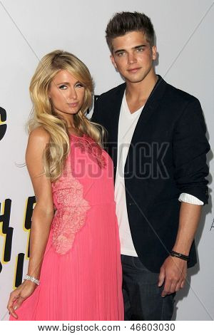LOS ANGELES - Haziran 4: Paris Hilton, nehir Viiperi arrivesa 