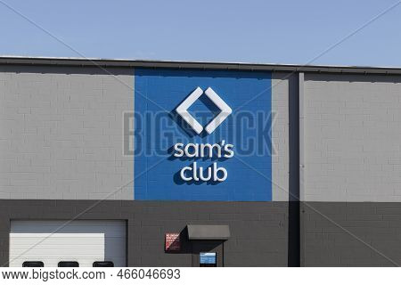 Lafayette - Circa November 2022: Sam's Club Warehouse. Sam's Club Is A Chain Of Membership Only Stor