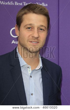 LOS ANGELES - JUN 8: Benjamin McKenzie przybywa 12 roczne Chrysalis motyl piłkę w P
