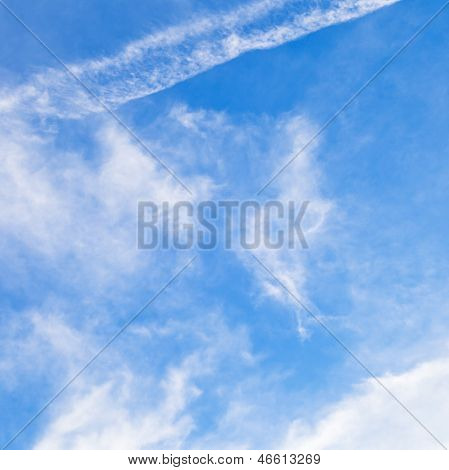 Stratus skyer i blå himmel