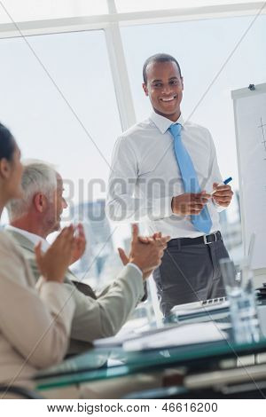 Manager is wordt geprezen door collega's aan het eind van een presentatie