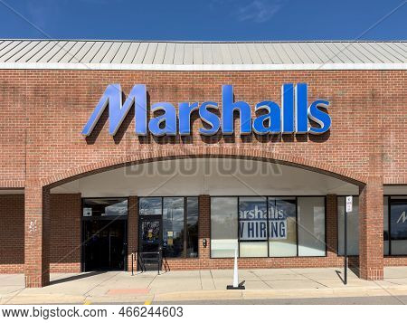 Novi, Michigan, Usa - Oct 16, 2022: Horizontal Closeup View Of Marshalls Store Front And Entrance. M