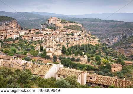 Alquezar Historic Village In Huesca, Aragon, Spain. Once A Moorish Hill Fort, The Village Is Now Dom