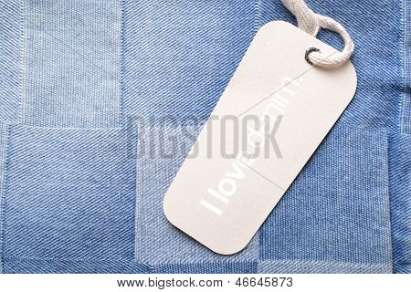 джинсы с тегом