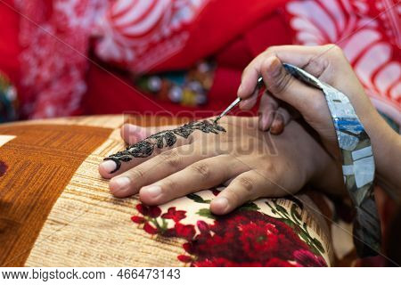 Back Hand Latest Arebic Mahndi Design,artist Making Mahndi Design Bridal Hand.