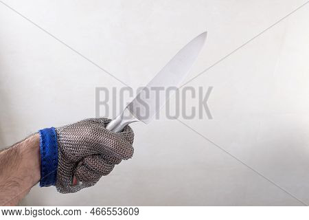 One Hand With A Steel Mesh Glove, Wields A Sharp Stainless Steel Knife, Protective Glove For Butcher