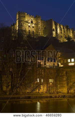 Durham hrad v noci
