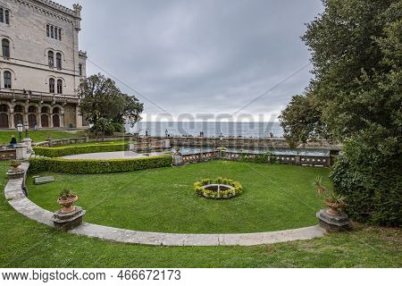 Mira Mare Castle, Triest, Friuli Venezia Giulia, Italia - Aprile 2022: View Of Mira Mare Castle And