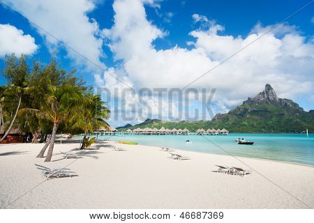Smukke strand med udsigt over Otemanu-bjerget på Bora Bora island