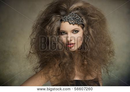 Sexy dziewczyna z kręcone fryzury
