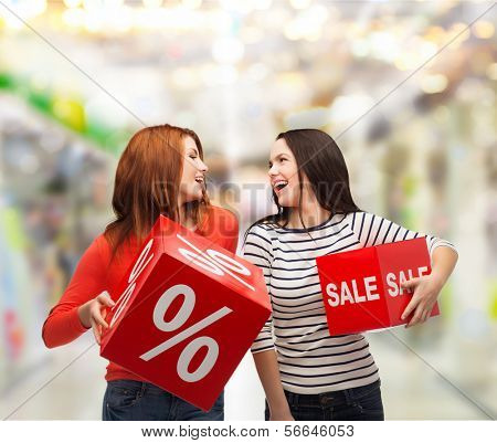 покупки, продажи, sconcept mall и подарок - две улыбающиеся девочки-подростки с процентами и продажу подписать на красном