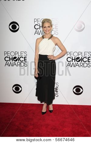 LOS ANGELES - JAN 8: Sarah Michelle Gellar på People's Choice Awards 2014 ankomster på Nokia den
