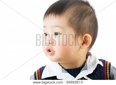 Kleiner Junge Blick auf einer Seite
