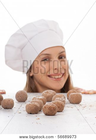kuličky těsta a žena kuchař kuchař