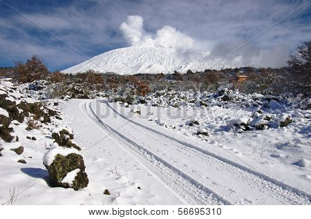 route vers le volcan Etna recouvert de neige, Sicile