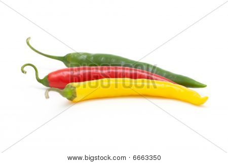 Tre färgade chilipeppar
