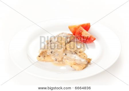 Seehecht Filets mit Käsesauce und Pilzen isoliert
