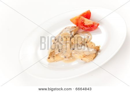 Seehecht Filets mit Käsesauce und Pilzen isoliert