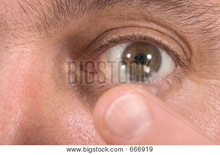 Close-up da lente de contato e olhos 2