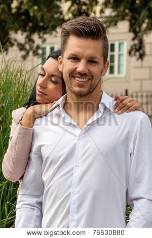 a young, laughed liebtes couple in a park